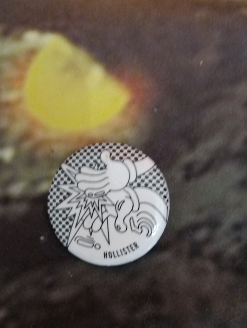 Hollister, Pin